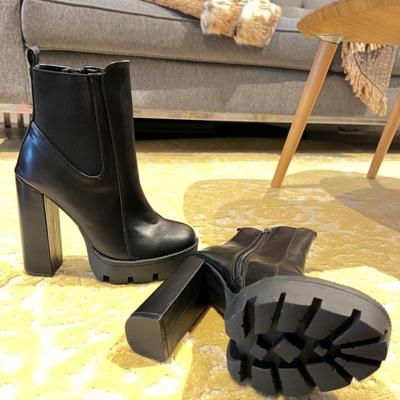 Black Boots - Picture 1 of 6